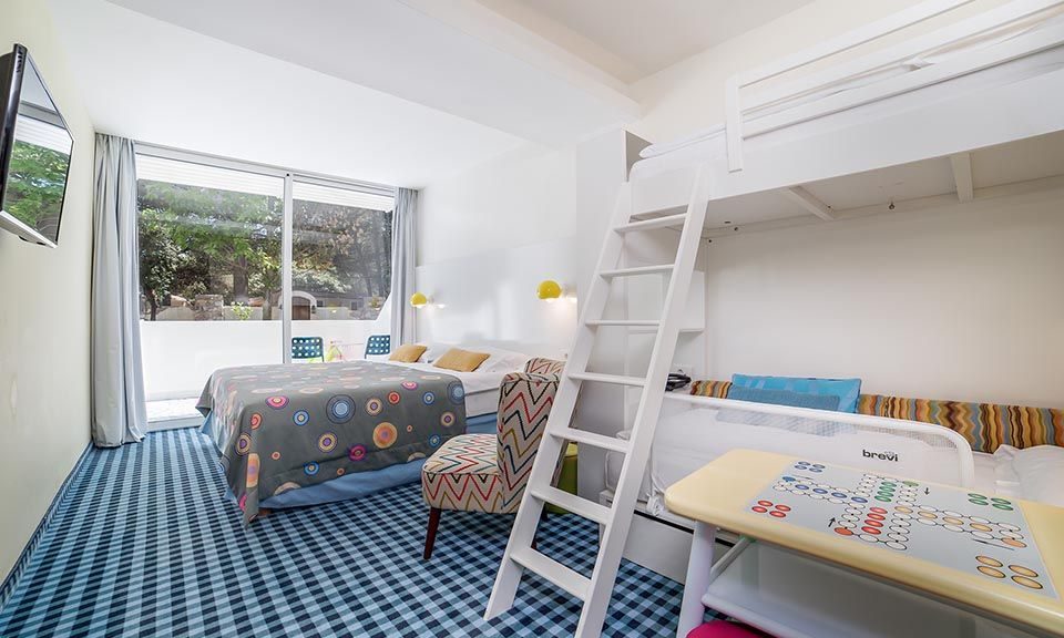Großes Familienzimmer im Erdgeschoss, 28,5 m² Parkseite, mit Terrasse-1