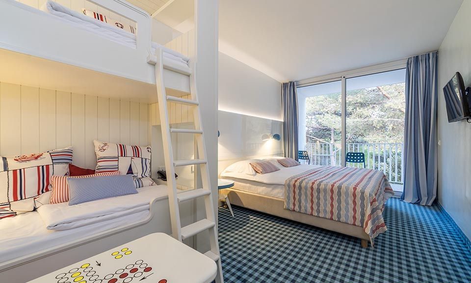 Großes Familienzimmer, 30,5 m² Parkseite, mit Balkon-1