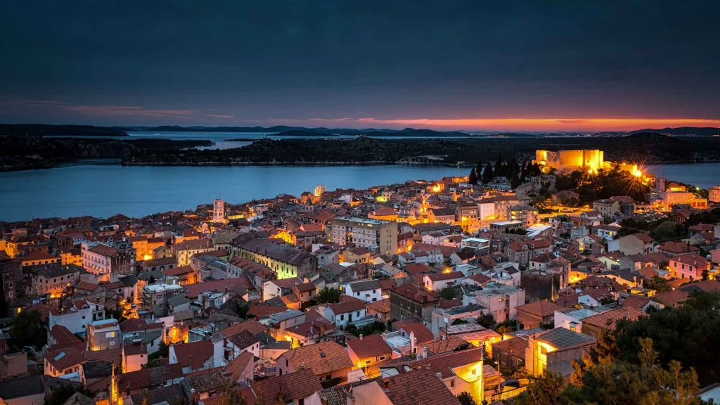 Stadt Sibenik bei Dämmerung