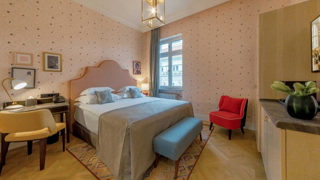 Großes Zimmer 30-35 m² Blick zum Hof-1