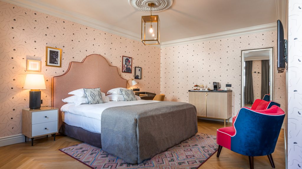Großes Zimmer 30-35 m² Blick zum Hof_5