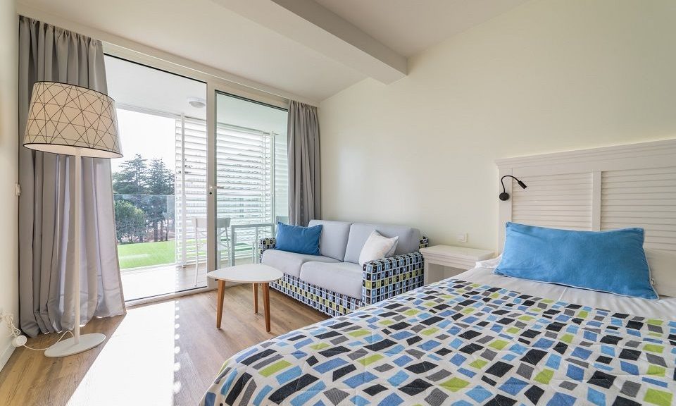 Dvokrevetna Veća (Large) Soba 27m² Pogled Park sa Balkonom-1