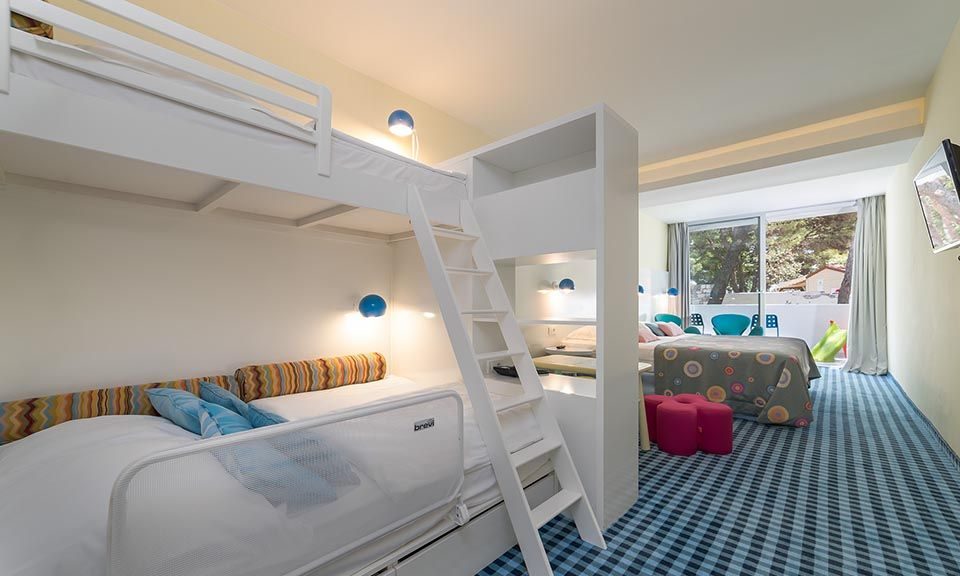 Grande camera famiglia 37.5 mq lato mare, con terrazza-1