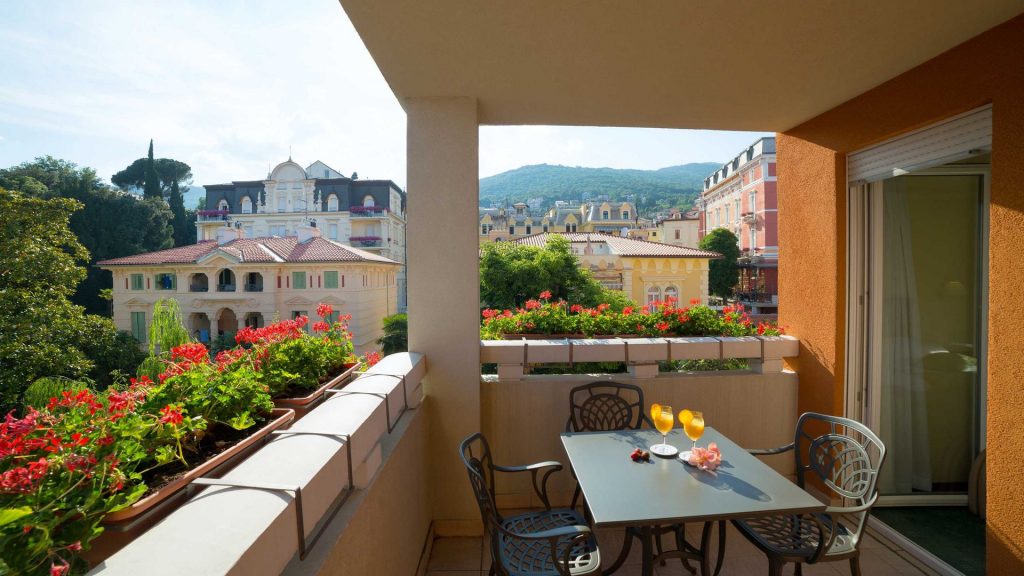 Suite Villa Camellia 42 m² with Balcony-1