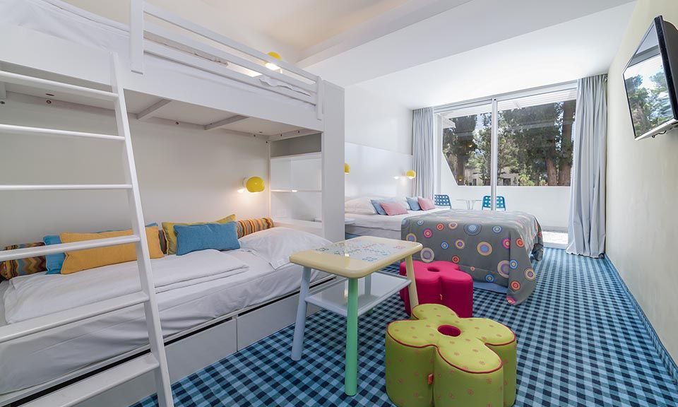 Family Large Room 28.5m² Courtyard/Garden on Groundfloor with Terrace-1
