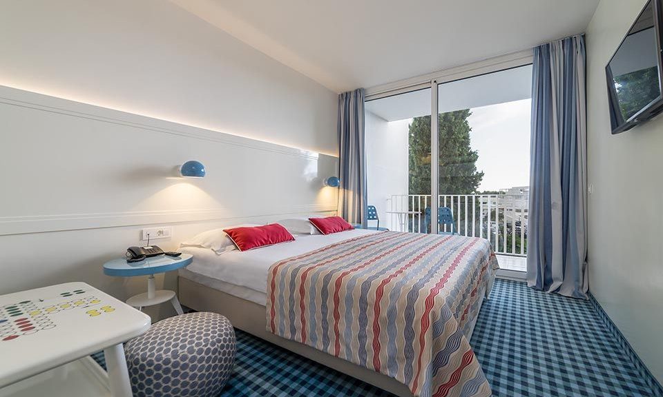 Family Large Room 30.5 m² Courtyard/Garden View with Balcony-1