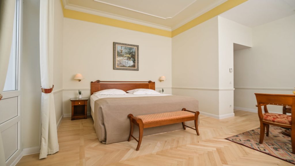 Family room with sofa and town view 38m²-1