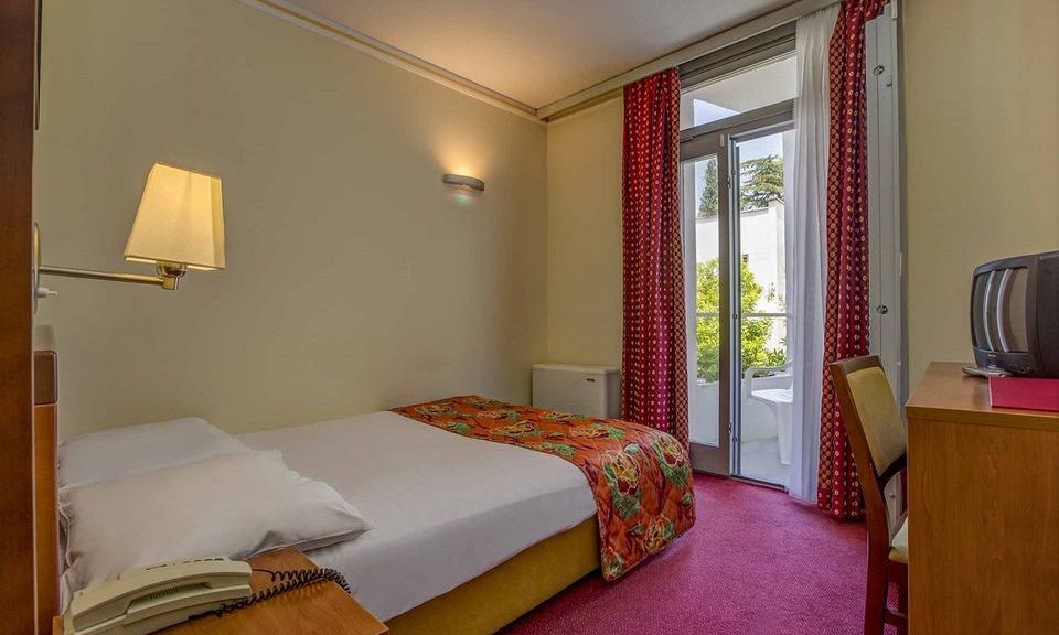 Single Room 14m² Hotel Atrium View with Balcony-1