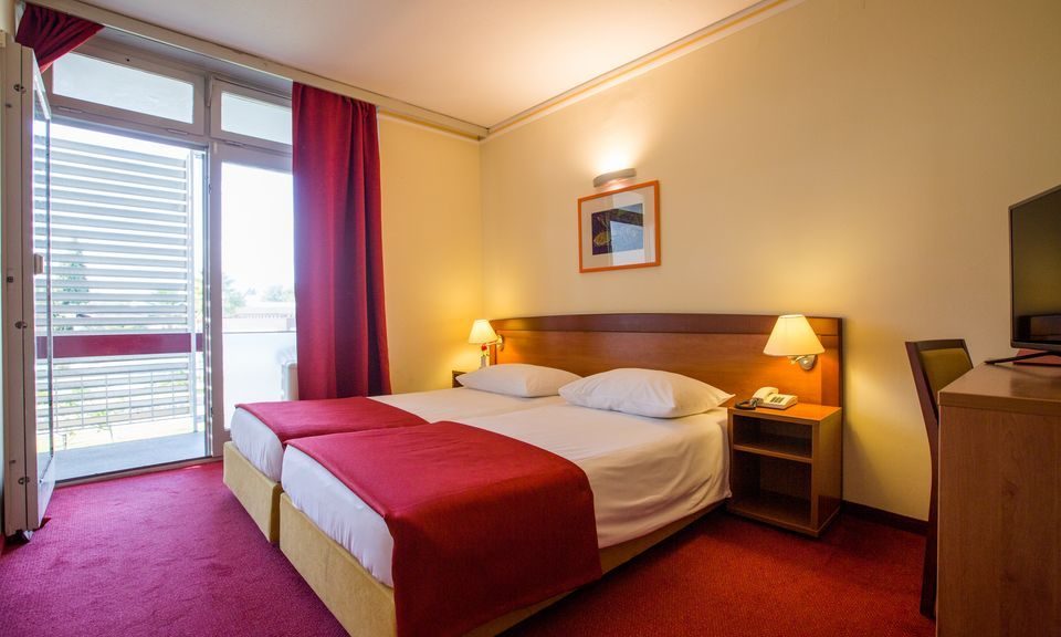 Twin Room 18m² on the Sea Side with Balcony-1