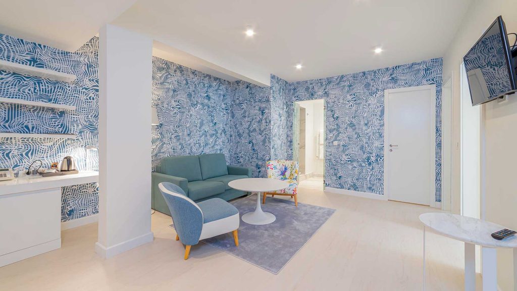 Family Large Room 51m² Atrium view with windows-1