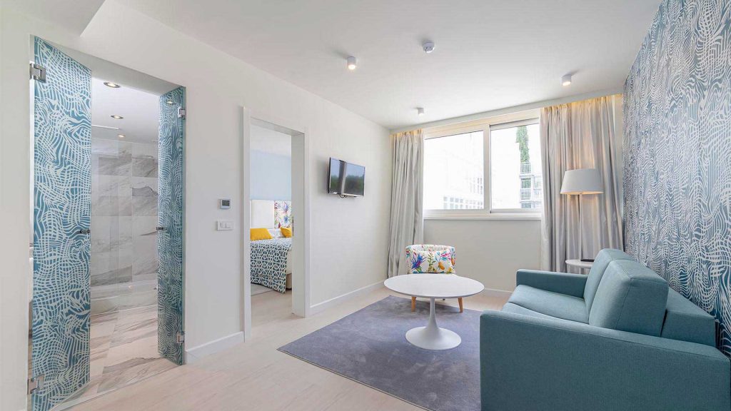 Double Extra Large Room 51m² Courtyard/Park View with French Balcony_5