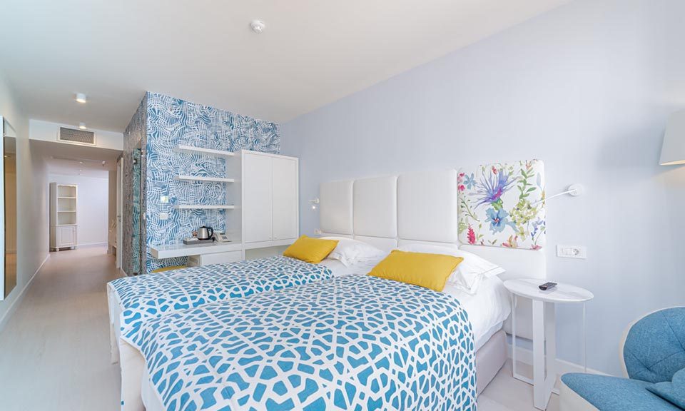 Family Large Room 39m² Courtyard/Garden View with French Balcony-1